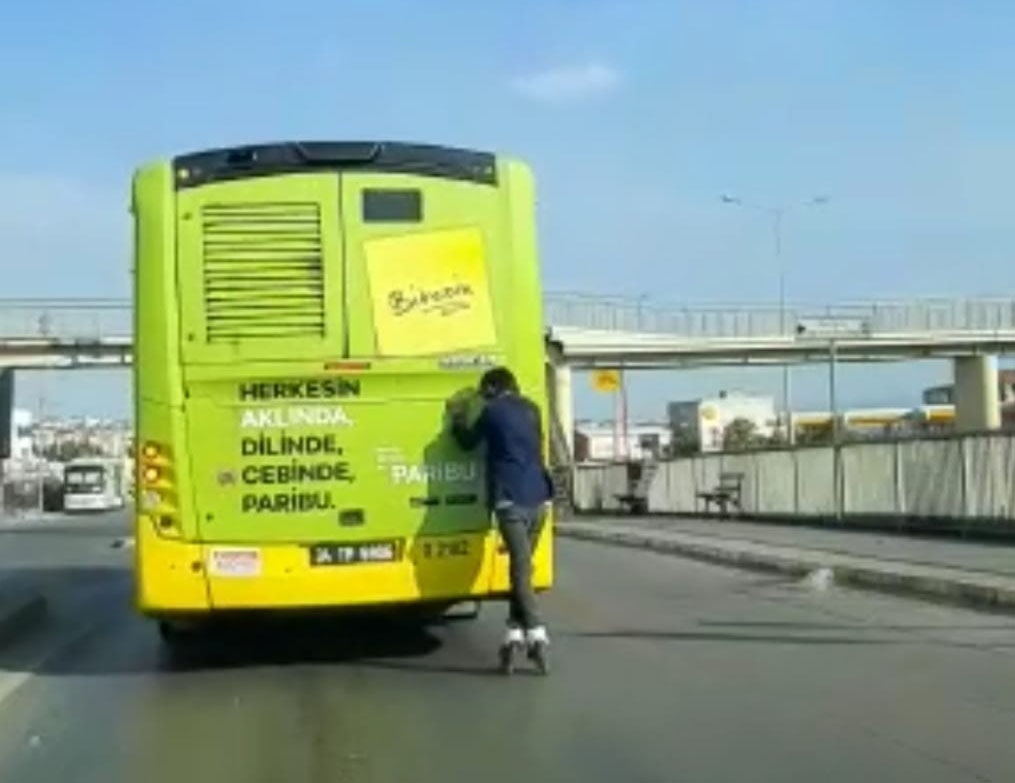 Patenli Gencin Otobüs Arkasındaki Tehlikeli Yolculuğu Kamerada