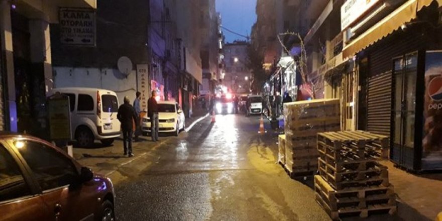 Fatih'te polis, tartıştığı iş yeri sahibini silahla vurdu