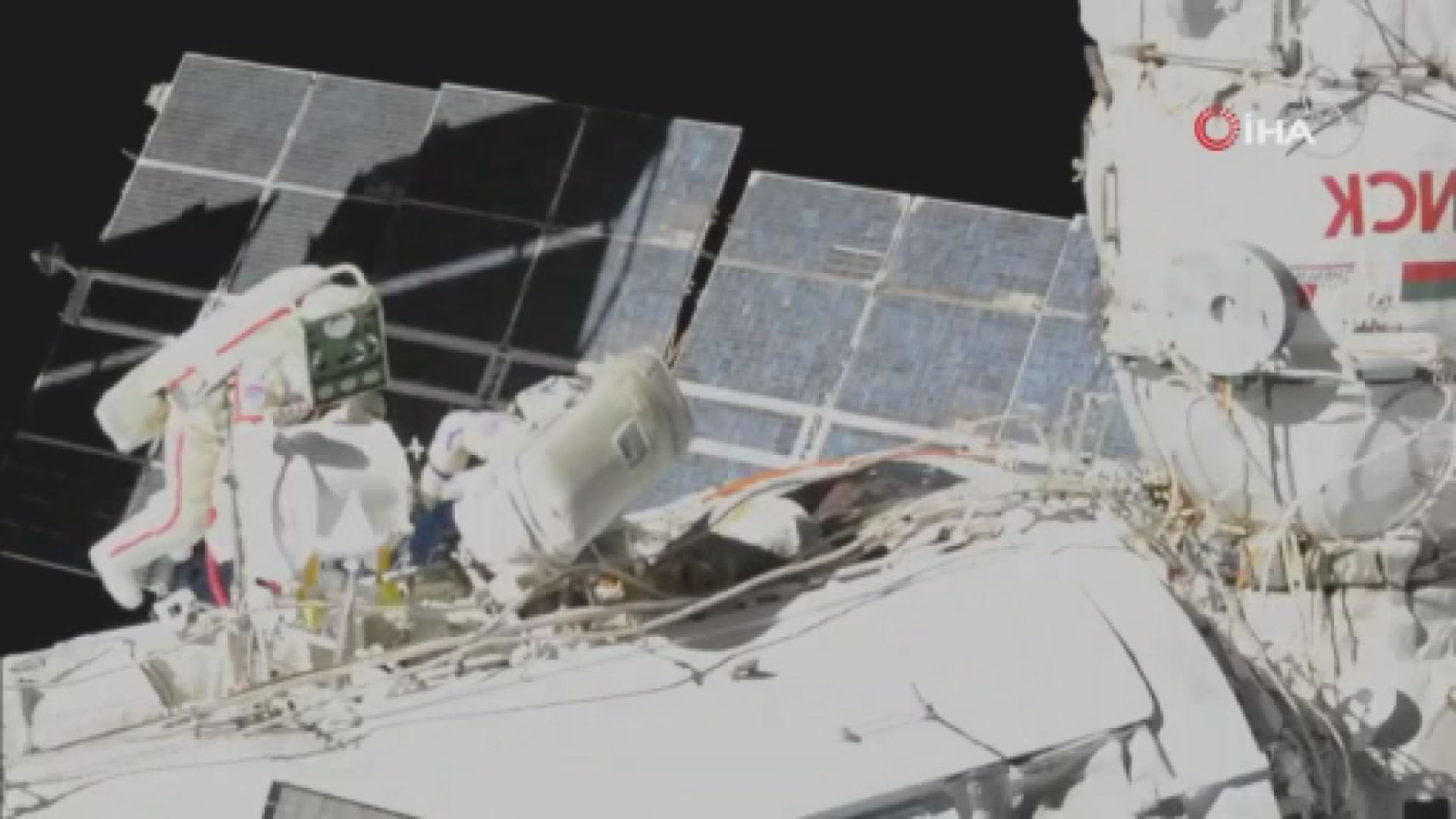 Rus kozmonotlar, 2021 yılının ilk uzay yürüyüşüne başladı