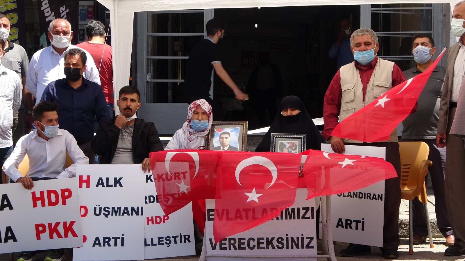 Annelerin HDP önündeki evlat nöbeti sürüyor