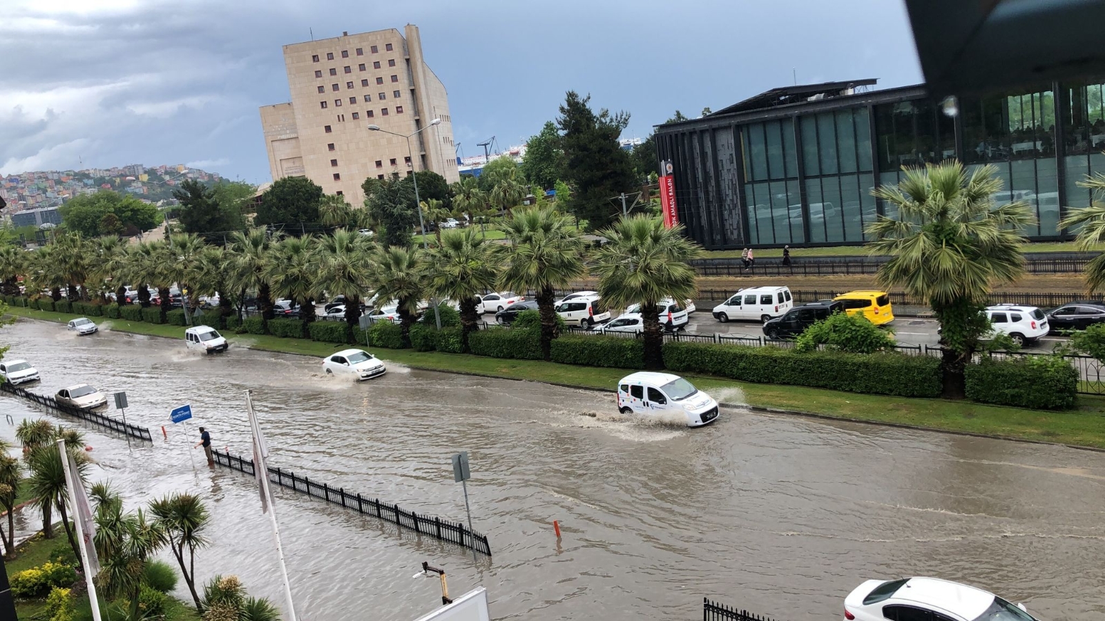 Samsun’da sağanak sonrası şehir göle döndü!