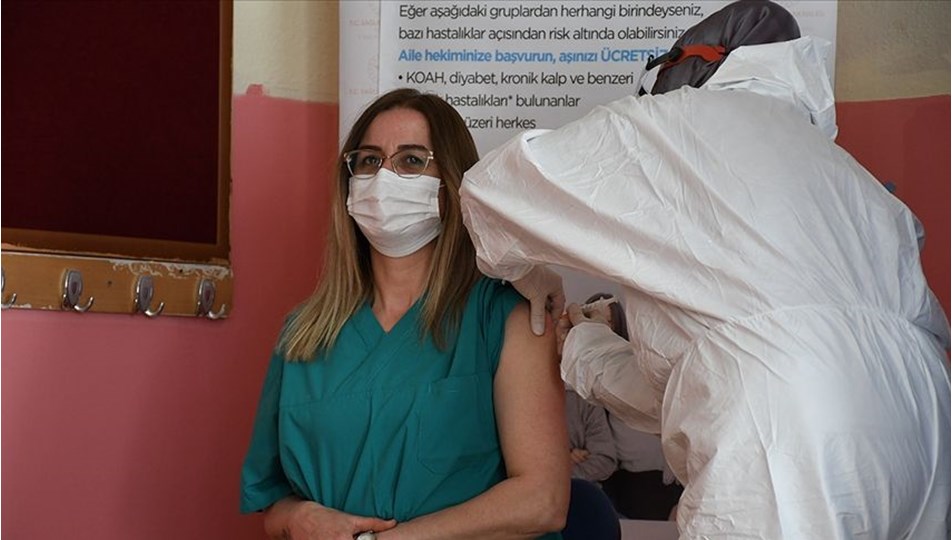 7 Haziran'dan itibaren yaş sınırı olmaksızın tüm öğretmenler aşılanacak