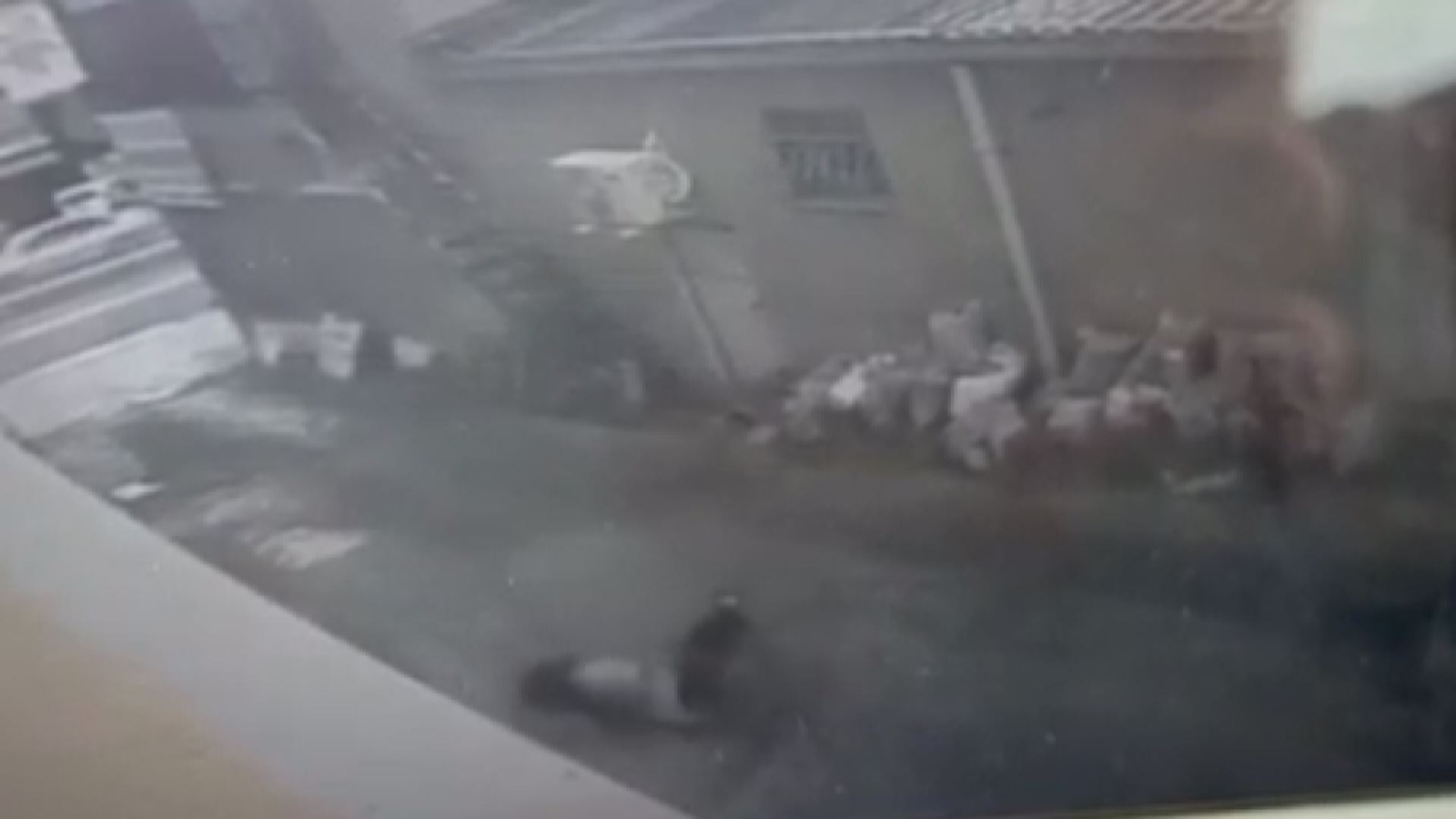 Genç kızın çalıştığı iş yerinin camından düştüğü anlar kamerada