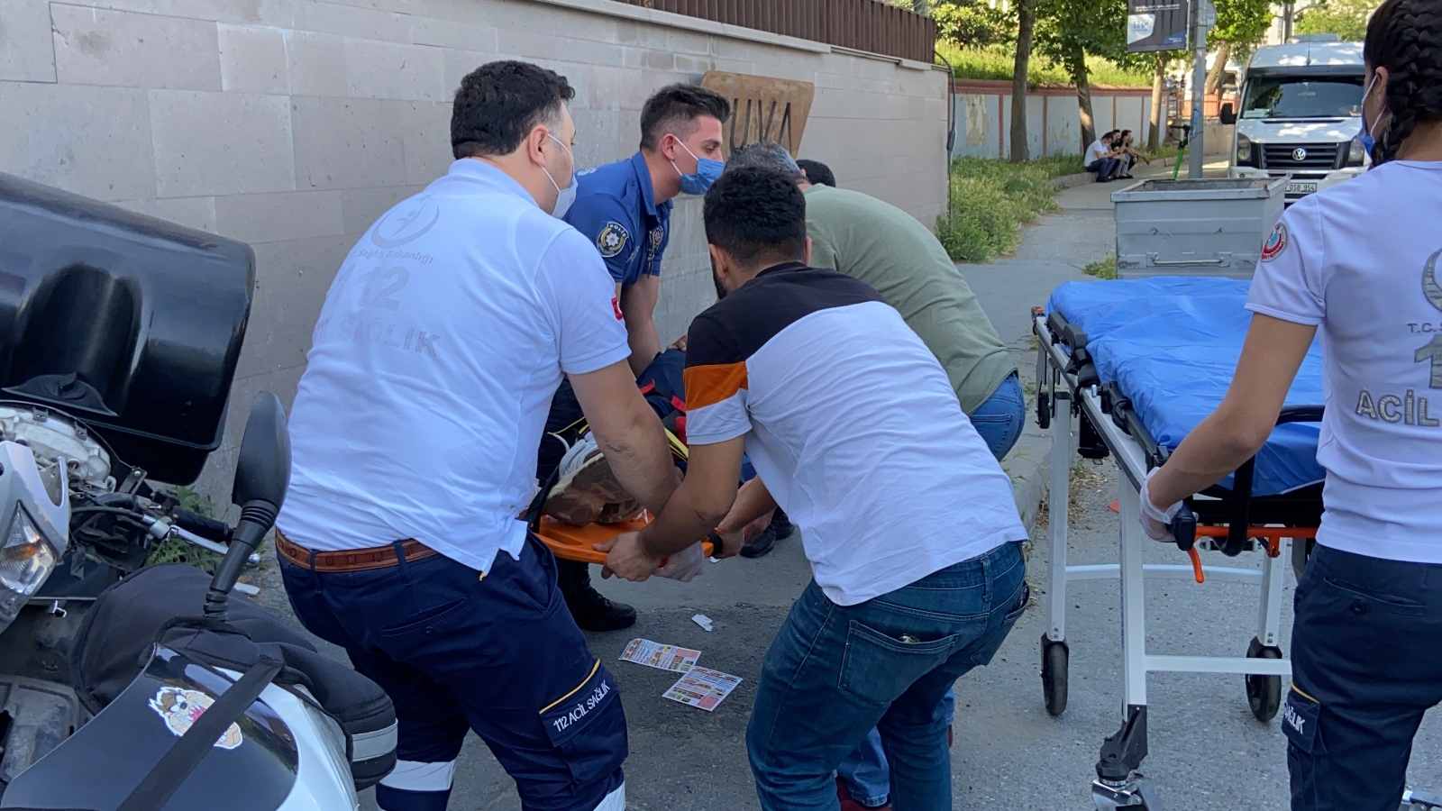 İstanbul’da ters yönden gelen motorla aracın çarpıştığı anlar kamerada