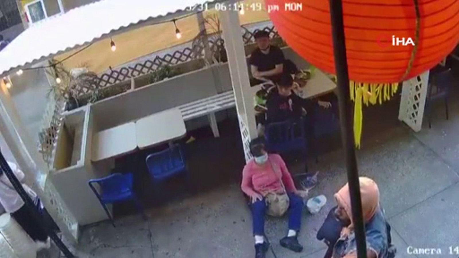 Siyahi Adamdan Asyalı Kadına Sert Yumruk