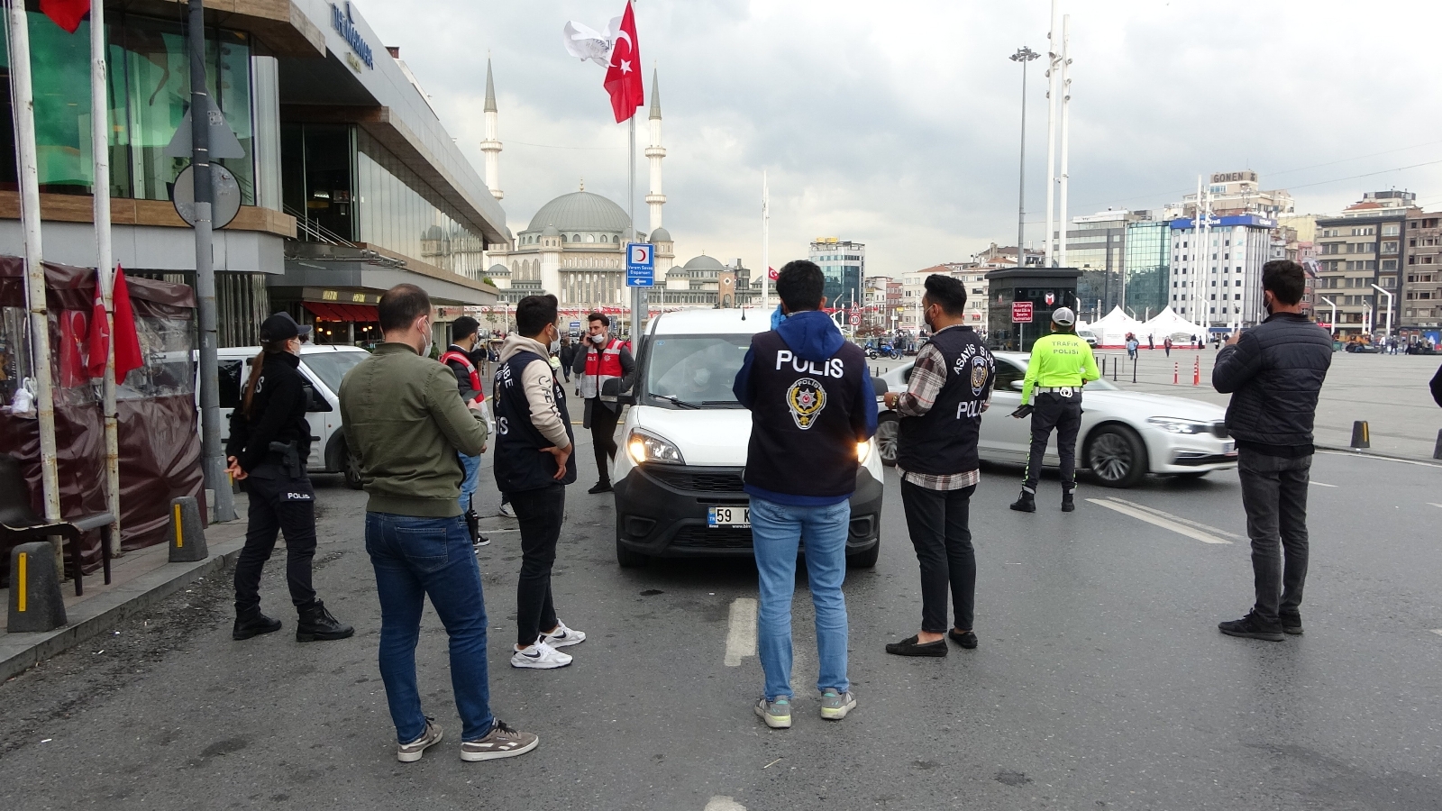 Taksim’de helikopter destekli "Yeditepe huzur uygulaması" yapıldı
