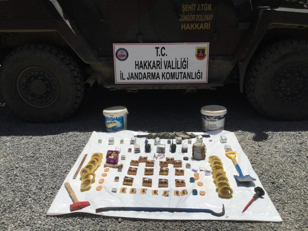 Hakkari kırsalında patlayıcı yapımında kullanılan malzeme ele geçirildi