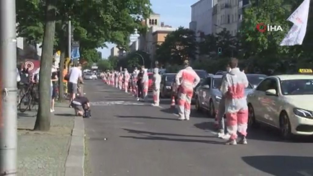 Berlin’de bisiklet için insan zinciri