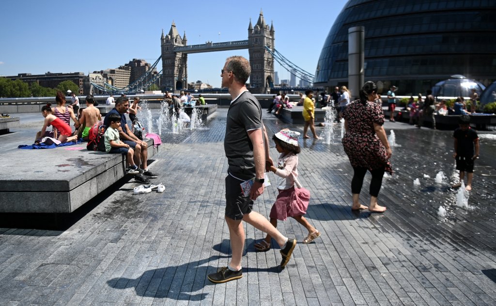 İngiltere’de Covid-19 kısıtlamaları devam edebilir