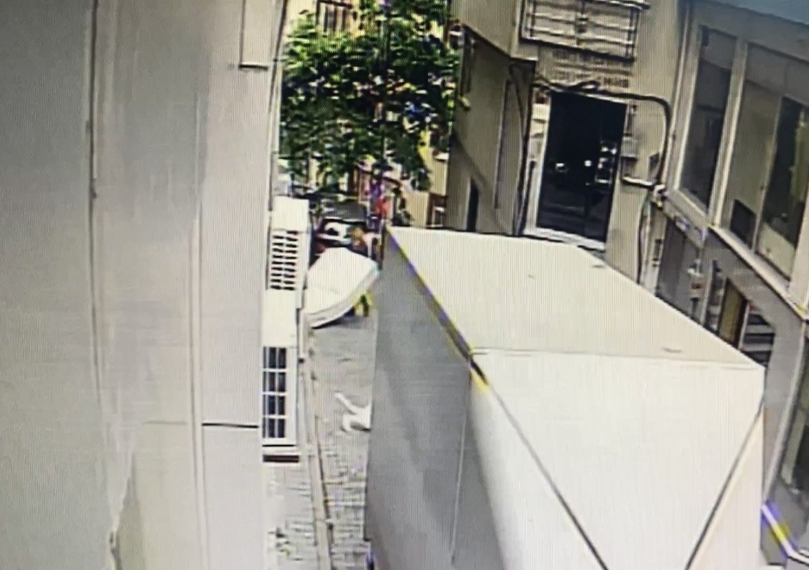 İstanbul’da dehşet anları: Genç kız kendini balkondan aşağıya attı