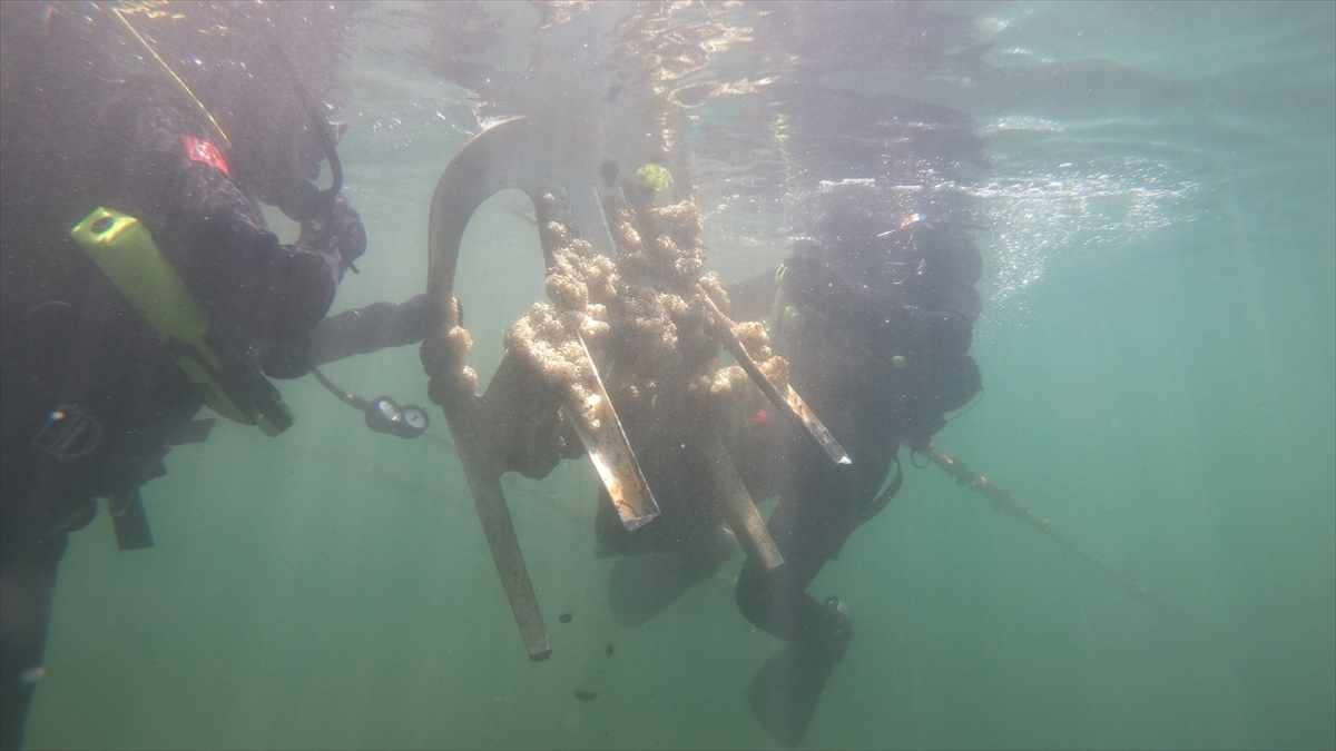 İzmir'de Jandarma Sak Timi Denizde Atık Topladı