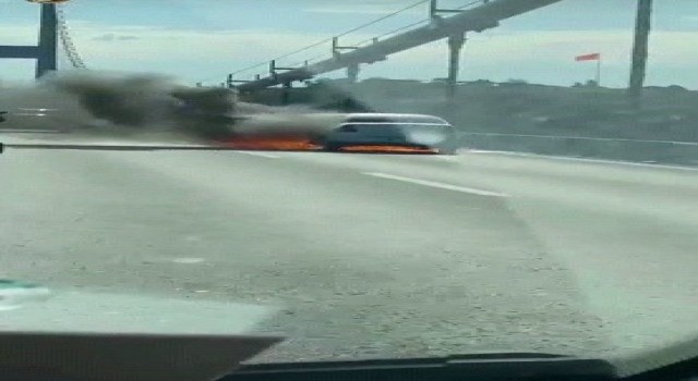 FSM Köprüsü’nde araç alev alev yandı