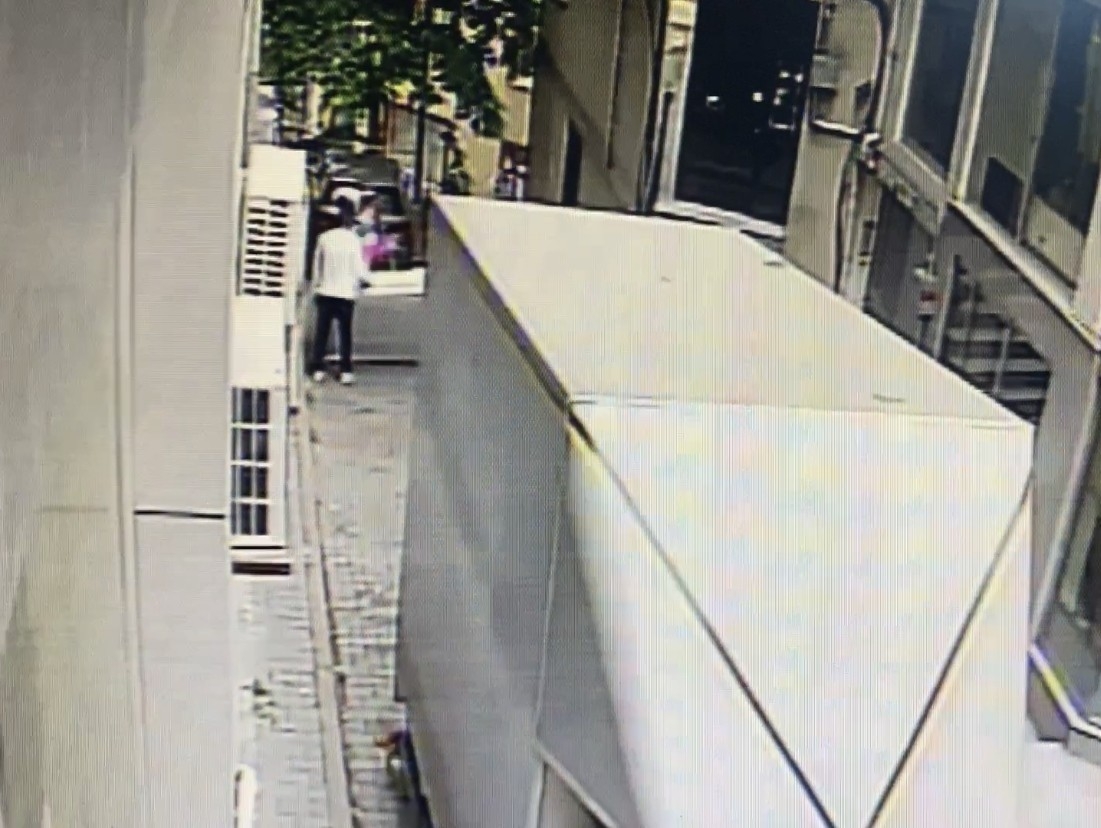 Avcılar’da balkonların çökme anı kamerada