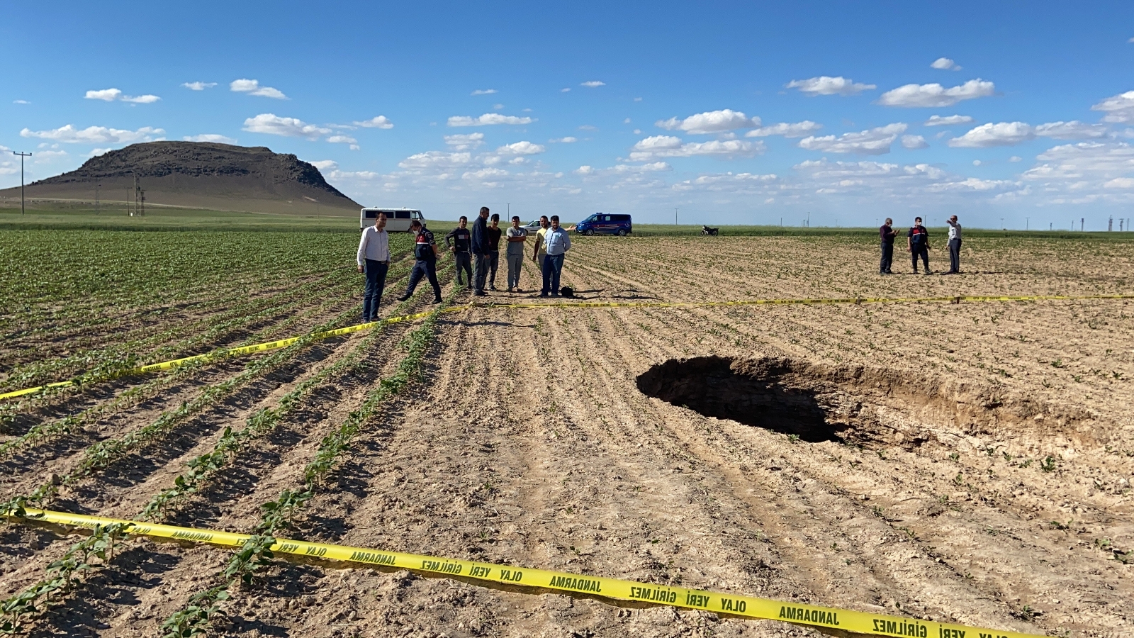 Konya’da pancar tarlasında korkutan obruk