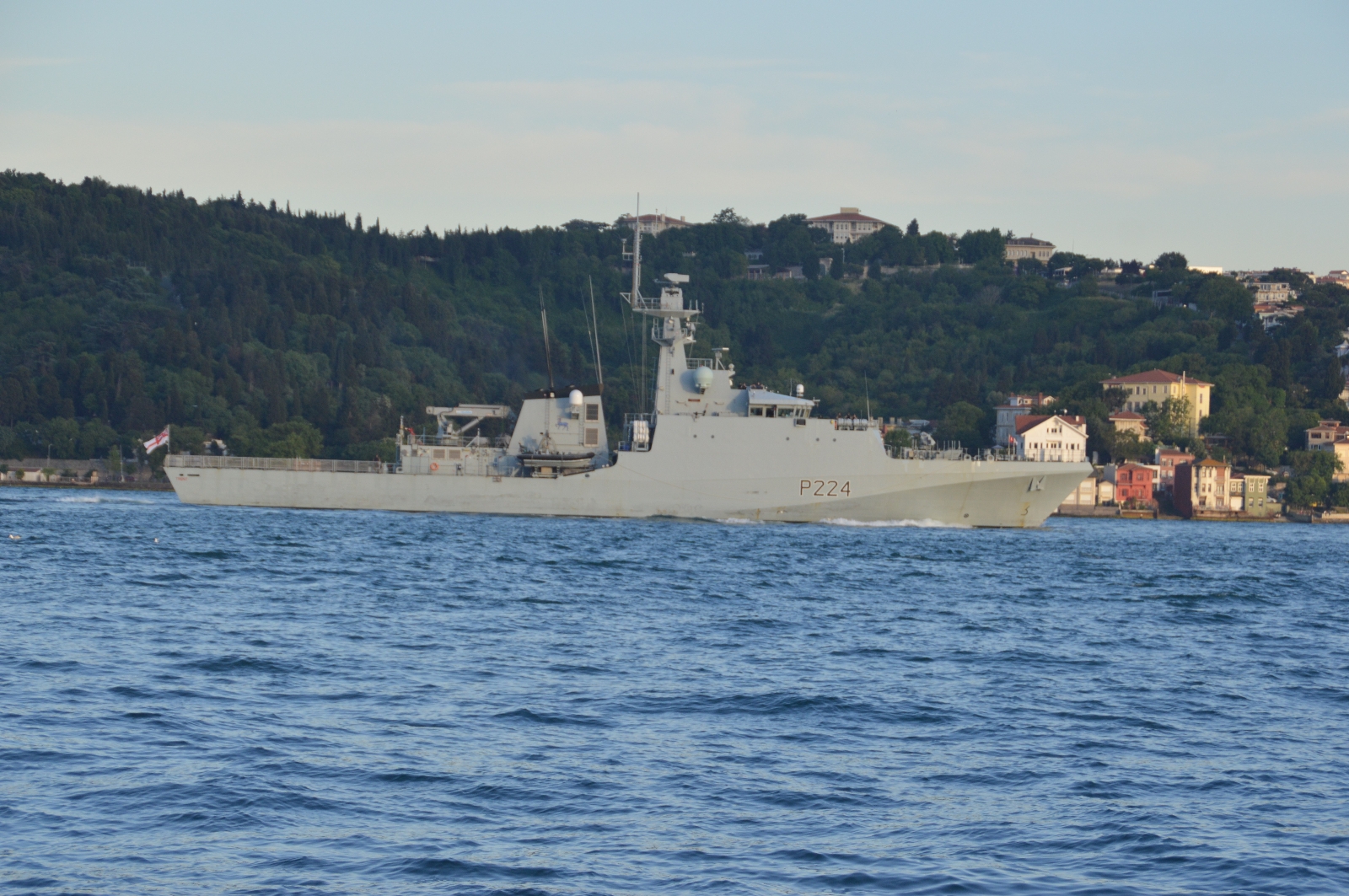 İngiliz Savaş Gemisi ’HMS Trent’ İstanbul Boğazı’ndan geçti