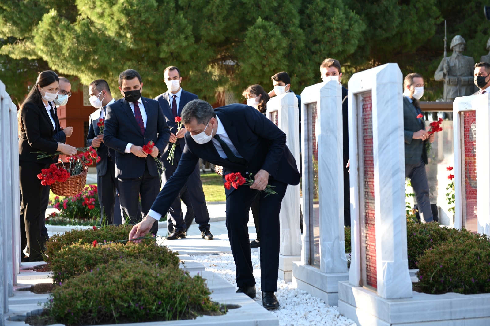 Milli Eğitim Bakanı Selçuk, Çanakkale Şehitler Abidesi’ni ziyaret etti