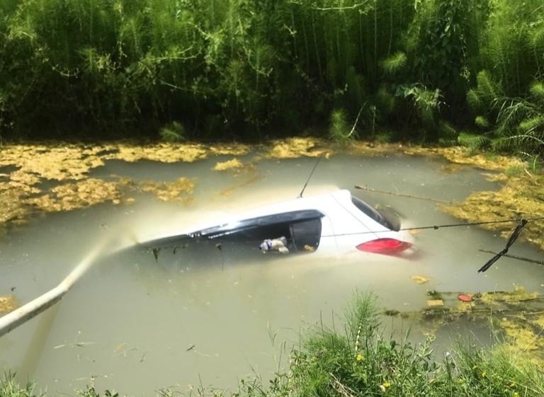 Otomobil sulama kuyusuna gömüldü; 2 yaralı