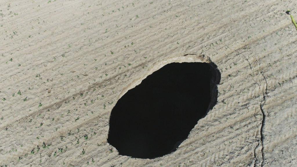 Konya’da pancar tarlasında korkutan obruk