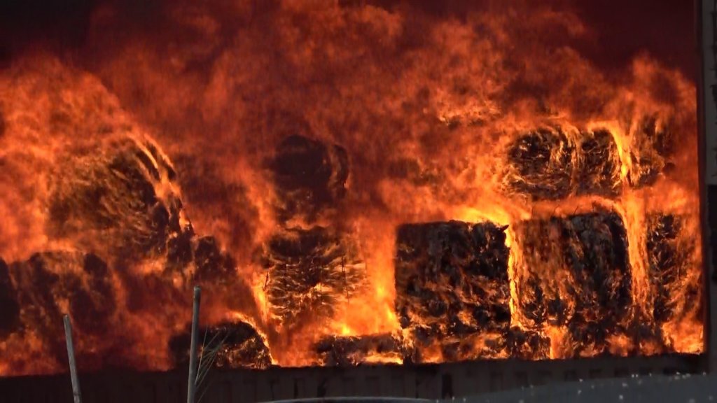 Plastik geri dönüşüm fabrikasındaki yangın sürüyor