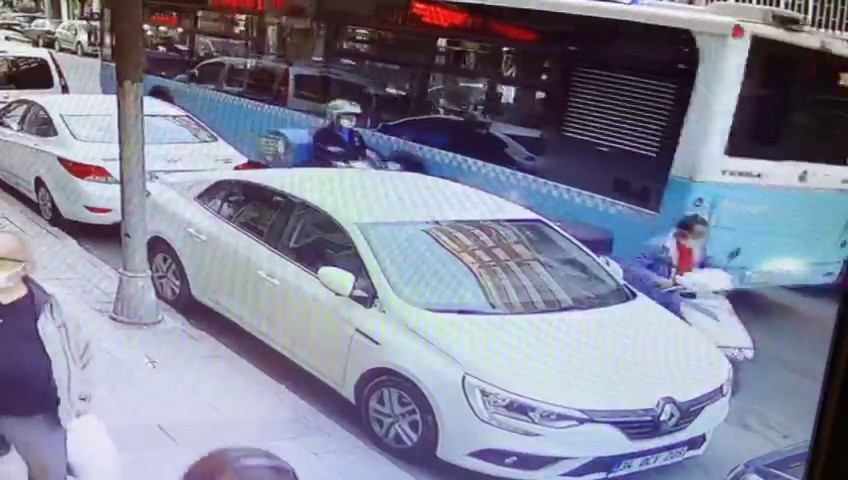 Güpegündüz kuryenin motosikletini çaldı