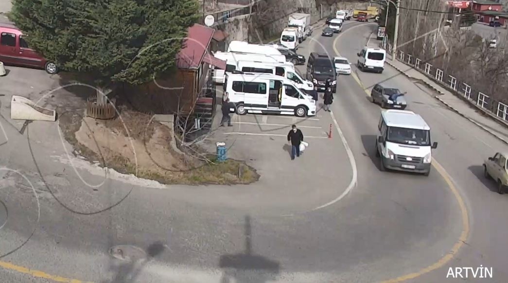 Yolun Karşısına Geçmek İsteyen Yayaya 2 Saniye İçinde İki Araç Çarptı