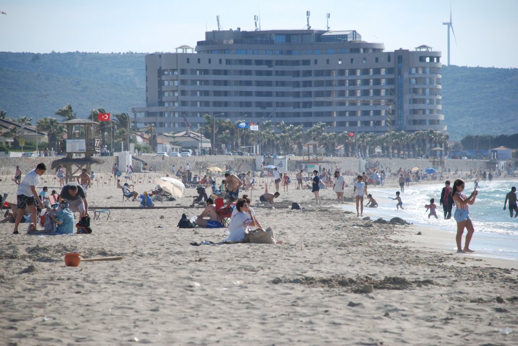 Tatilciler Çeşme’ye akın etti