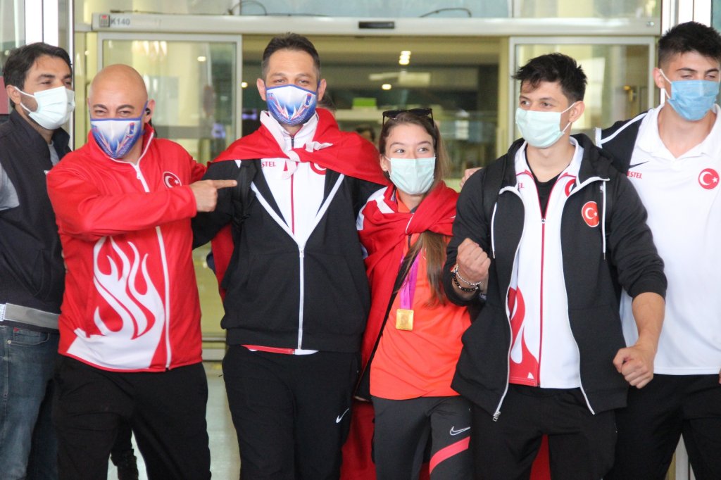 Ayşe Begüm Onbaşı’ya İzmir’de coşkulu karşılama