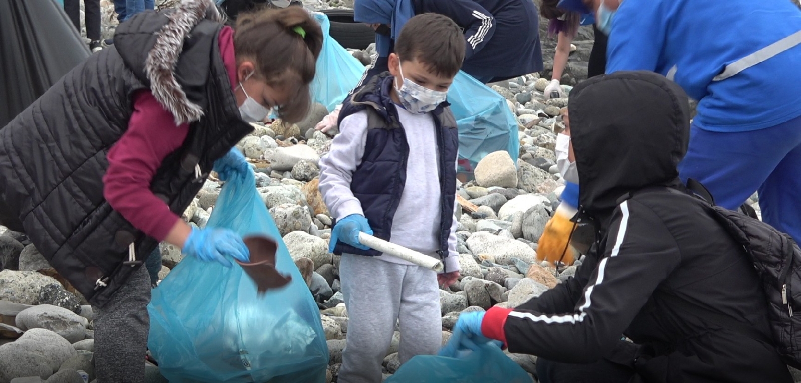 Rizeliler Dünya Çevre Günü kapsamında sahili baştan aşağı temizlediler