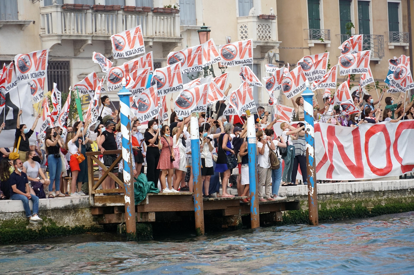 Venedik’te kruvaziyer seferlerinin tekrar başlaması protesto edildi