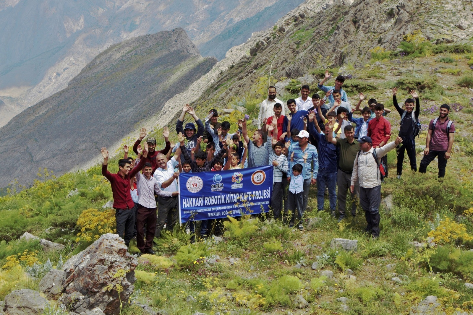 Hakkarili gençlerden doğa yürüyüşü