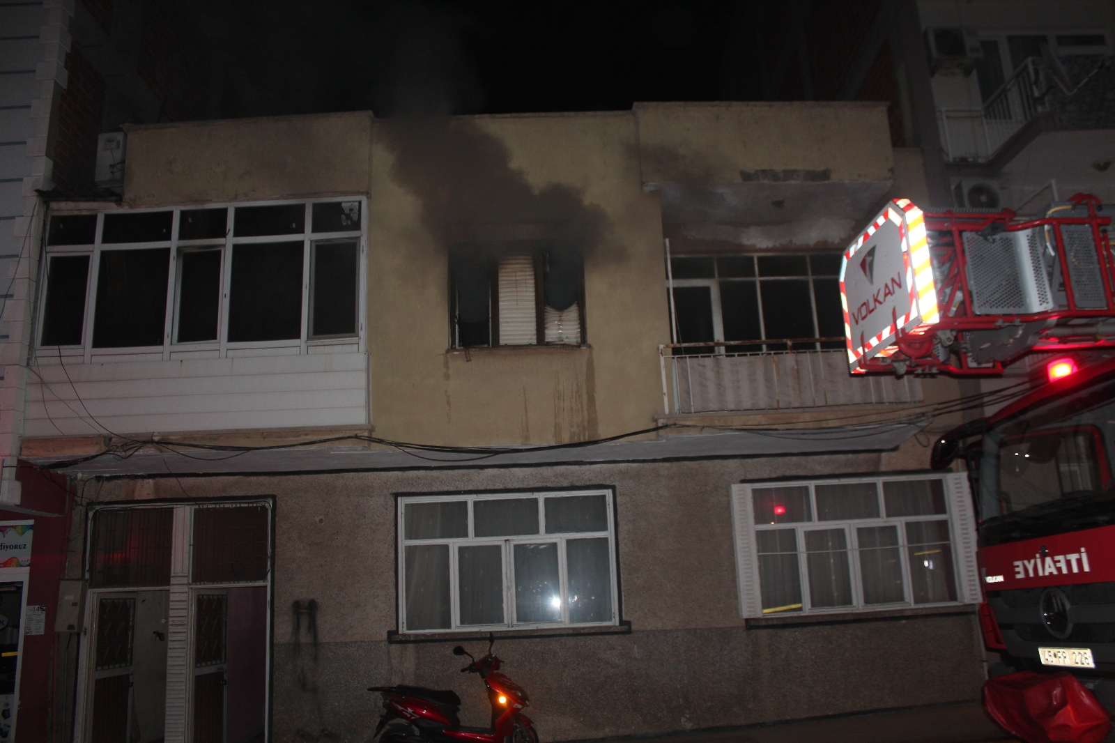 Bacayı temizlemek için benzin döktü, komşusunun evini yaktı