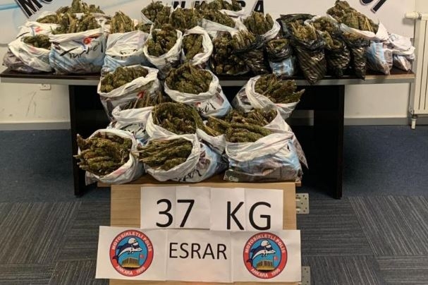 Üst Aramasında Çıkan Anahtarda Yazılı Adreste Esrar Yakalandı