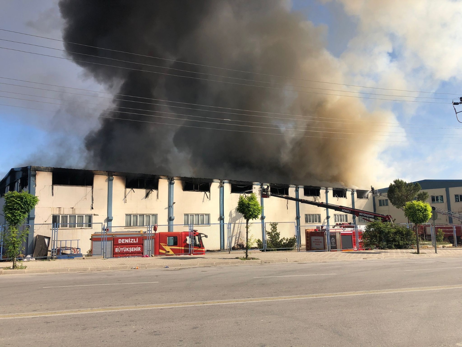 Tekstil fabrikası alevlere teslim oldu