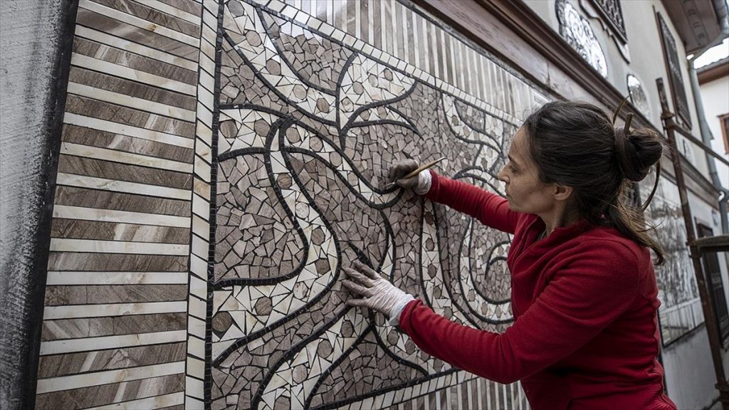 Sanatçı Menekşe Bilgiç'in Eserleri, Fener Sokak Duvarlarını Süsleyecek