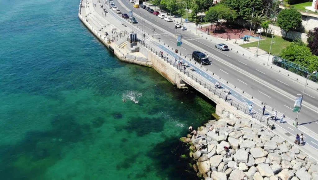 Kısıtlama dinlemediler denize girdiler