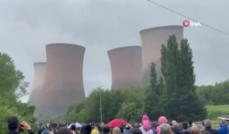 İngiltere’de 117 metre yüksekliğindeki kuleler 5 saniyede yıkıldı