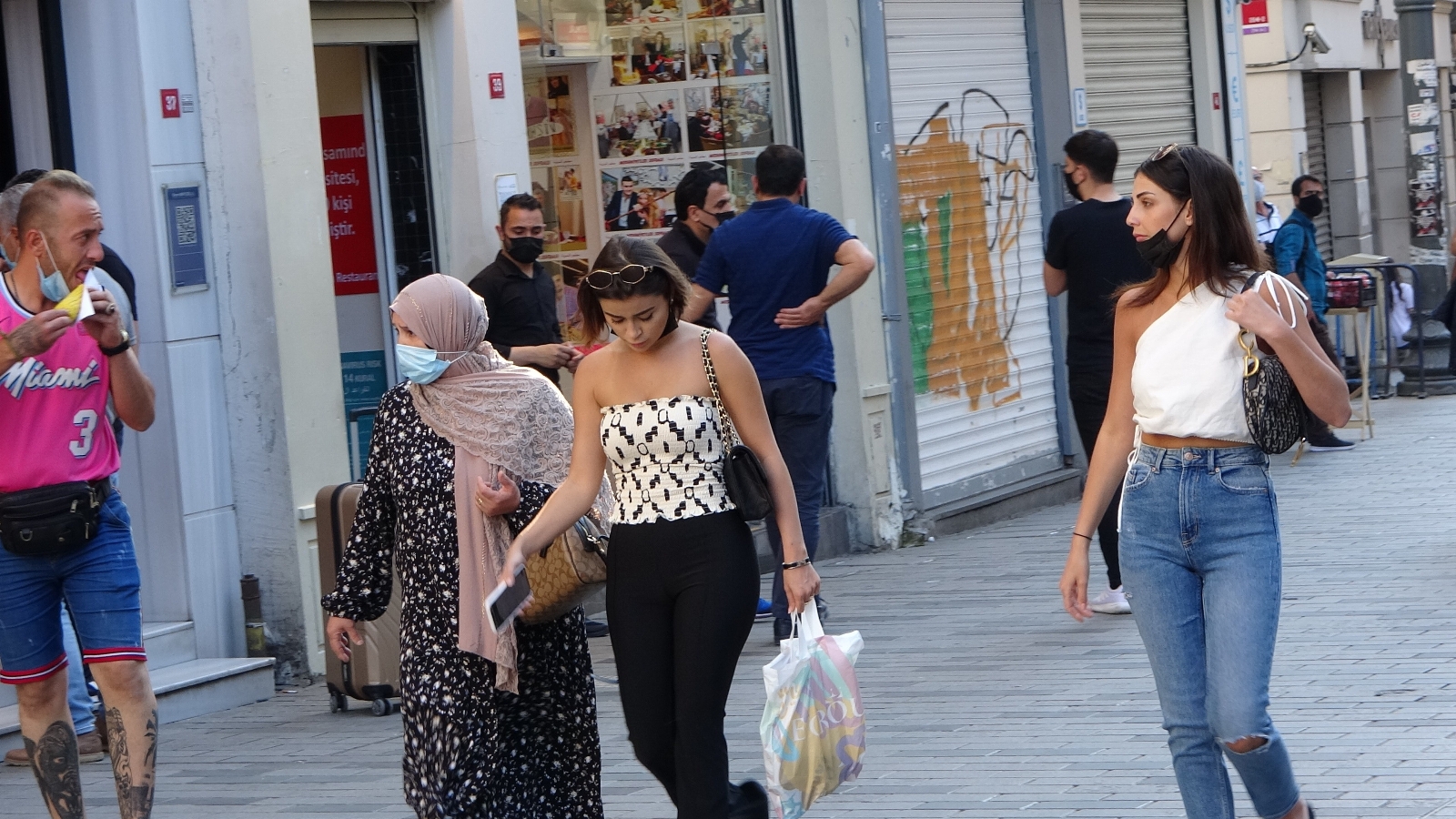 Taksim ve İstiklal Caddesi, adeta pandemi öncesi günlerine döndü