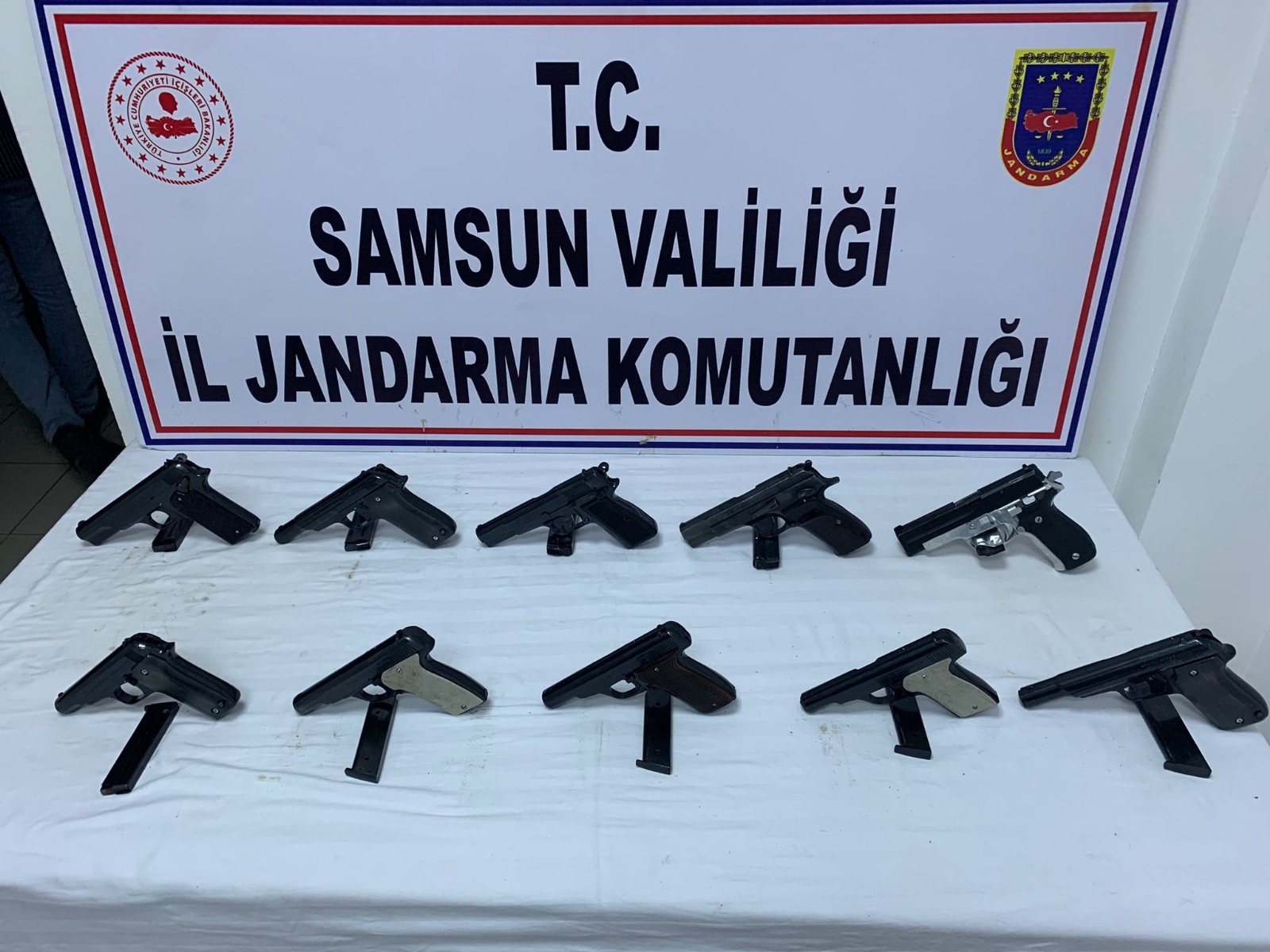 Tereyağ ve bisküvi kutusu içinde 12 tabanca ele geçti: 1 kişi tutuklandı