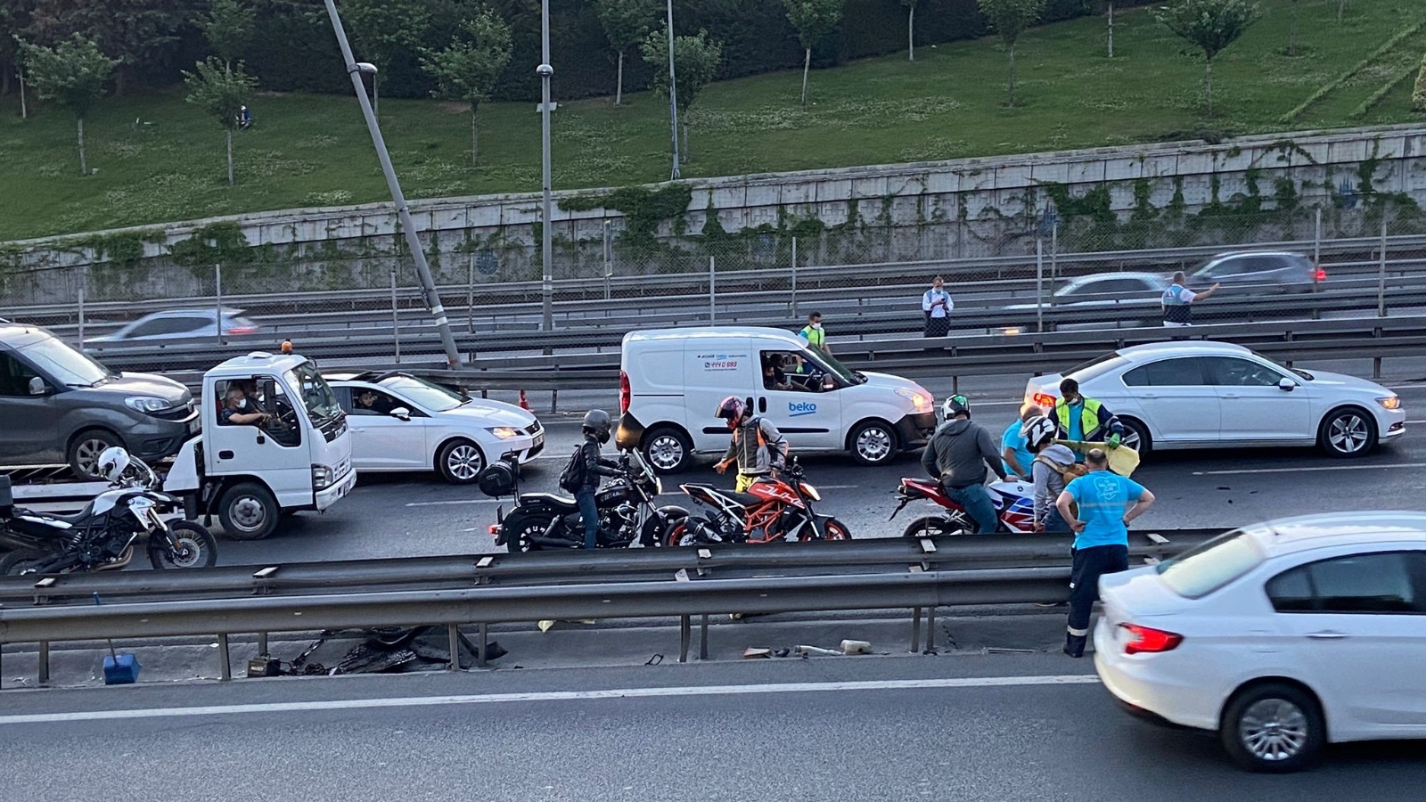 E-5’te otomobil elektrik direğine çarptı: 2 yaralı