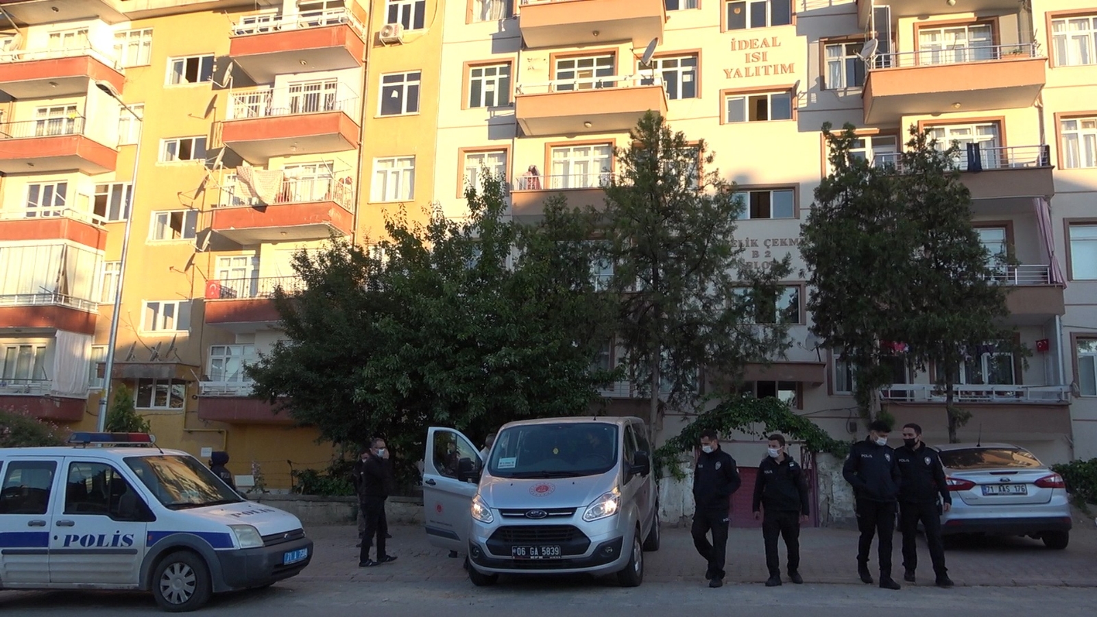 Eşini boğazından bıçaklayarak öldüren adam tutuklandı