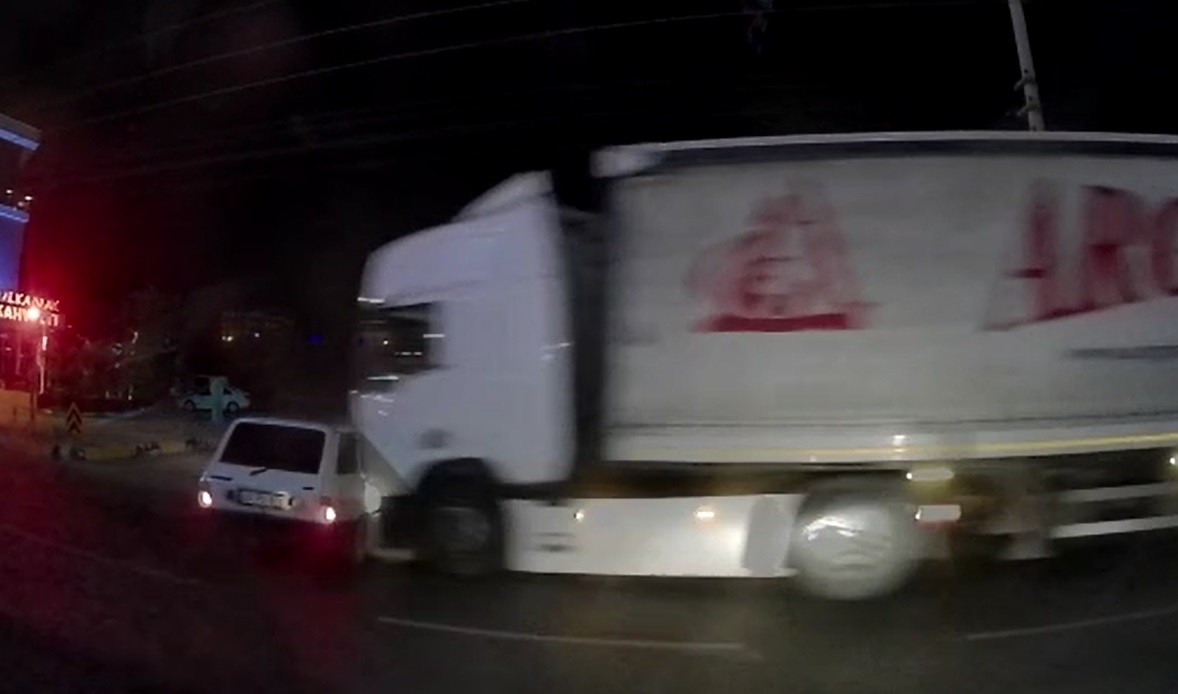 Manisa’da tırın otomobili biçtiği anlar araç kamerasında