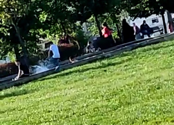 Çocukların Tehlikeli Süs Havuzu Eğlencesi Kamerada