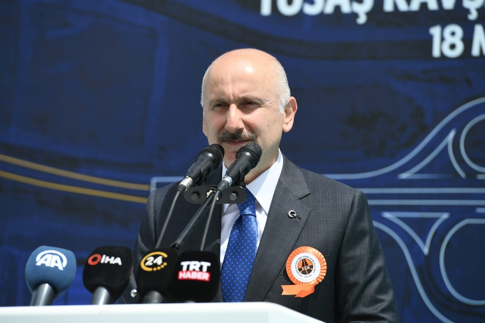 Bakan Karaismailoğlu: "Devam eden metro hattı üzerine hafriyat dökülen günleri gördü İstanbul"