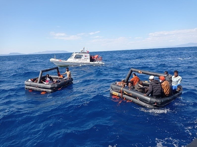 İzmir açıklarında 131 düzensiz göçmen kurtarıldı