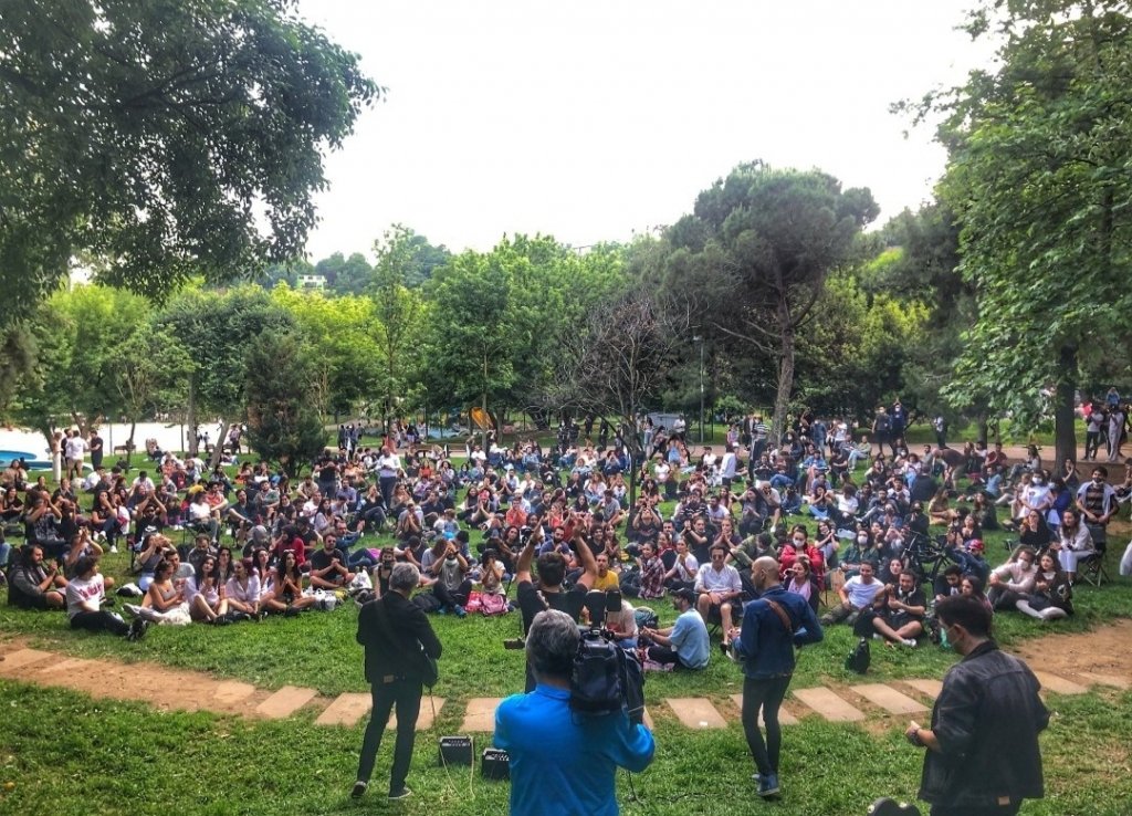 Maçka Parkı’nda korona virüsü hiçe sayarak açık hava konseri verdiler