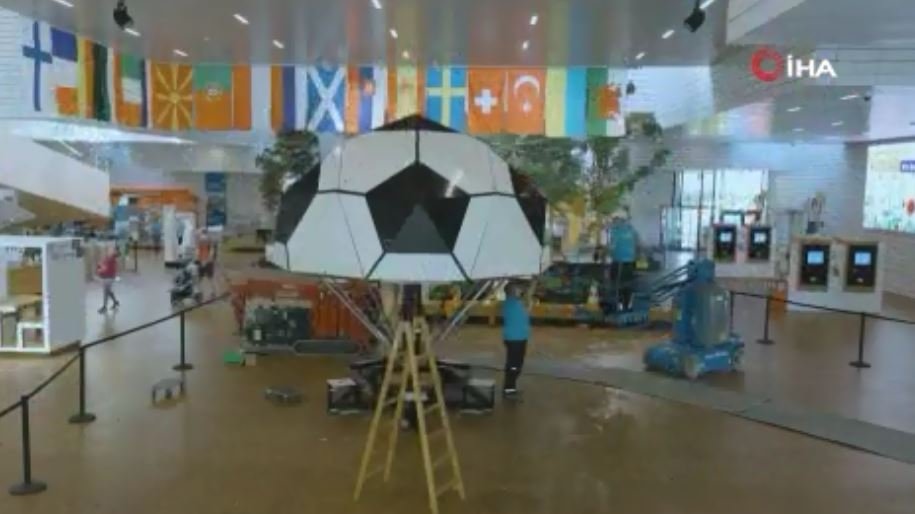 Avrupa Futbol Şampiyonası için LEGO’lardan dünyanın en büyük futbol topu yapıldı