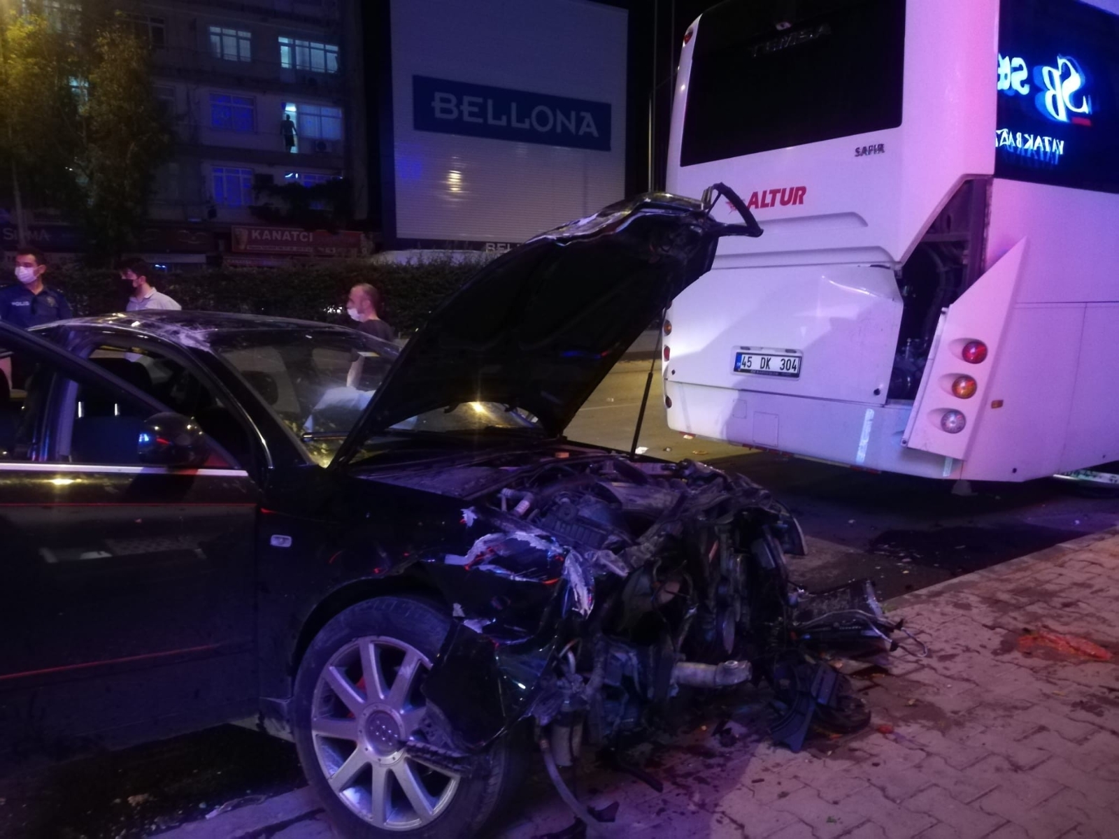 Çöp konteynerleri ile aydınlatma direğine çarpan otomobil takla attı...O anlar kamerada