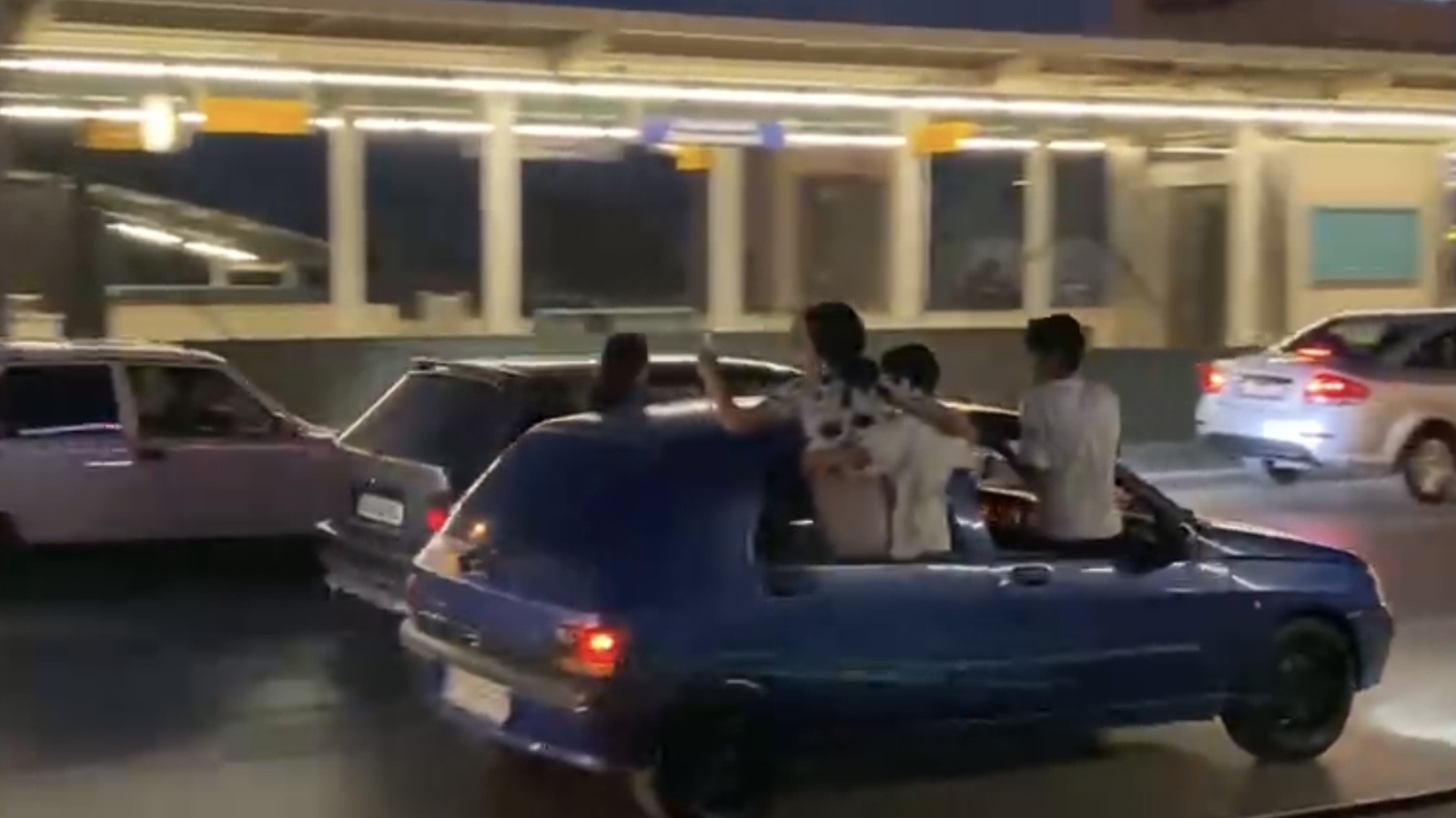 Asker konvoyunda araçlardan sarkıp selfie yaptılar...O anlar kameralara yansıdı