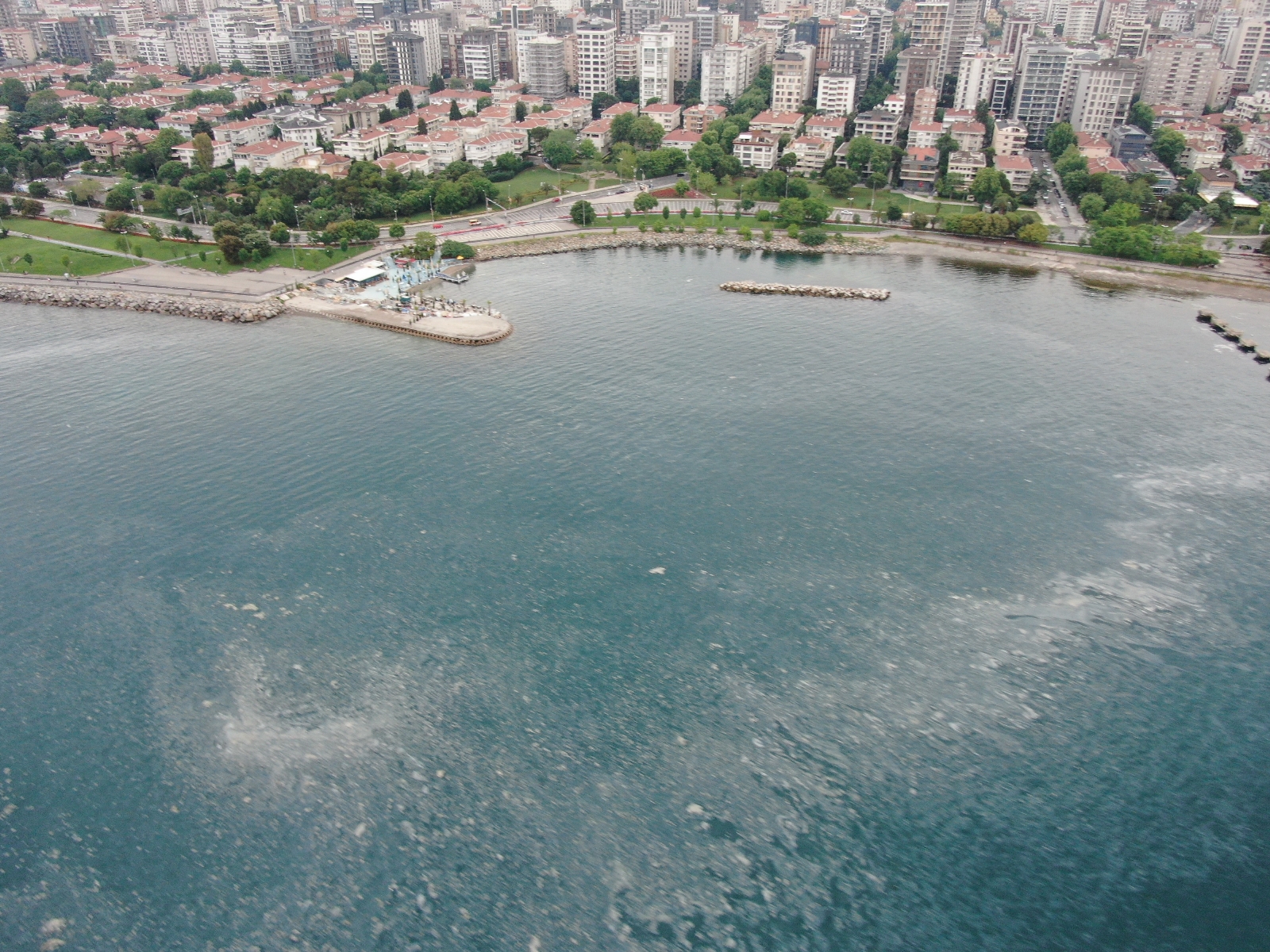 Sahilden adalara uzanan müsilaj tabakası drone ile görüntülendi