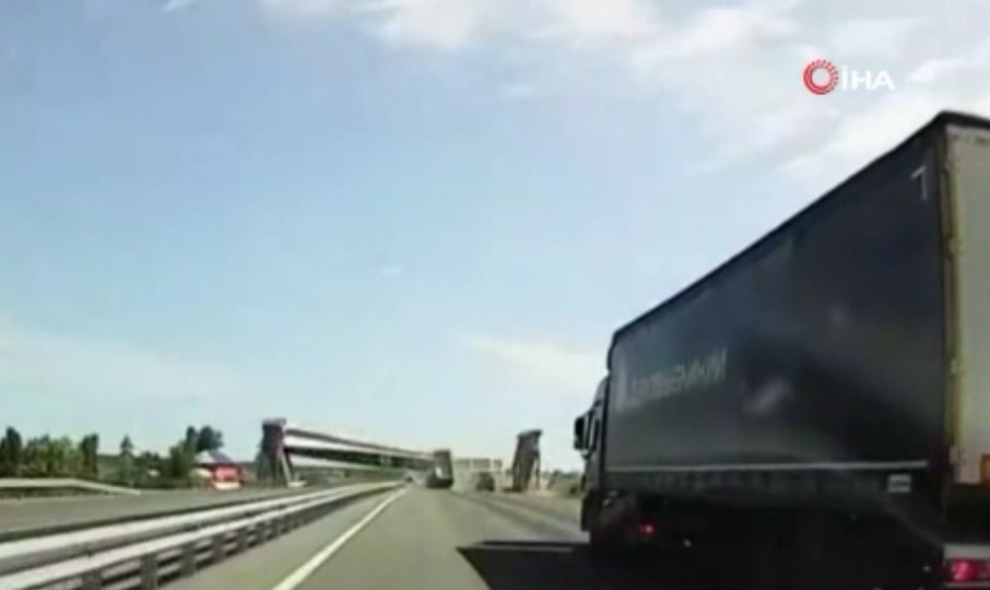 Rusya’da damperi açılan kamyon üst geçidi yıktı